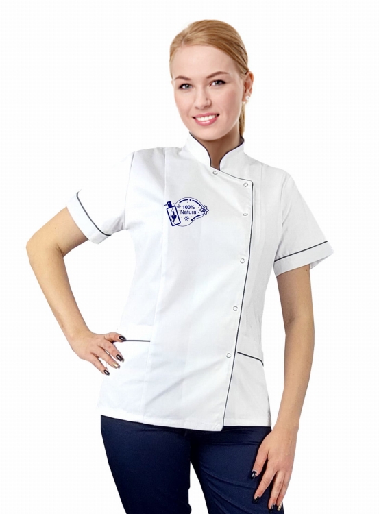 Kosmetischer Blazer in Weiß mit magentafarbenem Besatz und Logo.