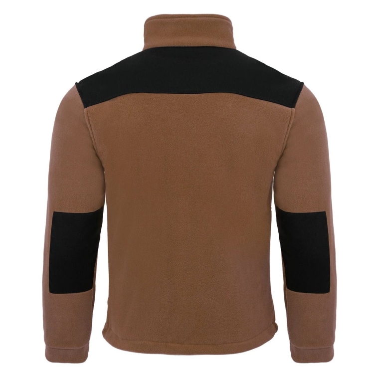 Schwarze Einsätze in der braunen Fleecejacke.