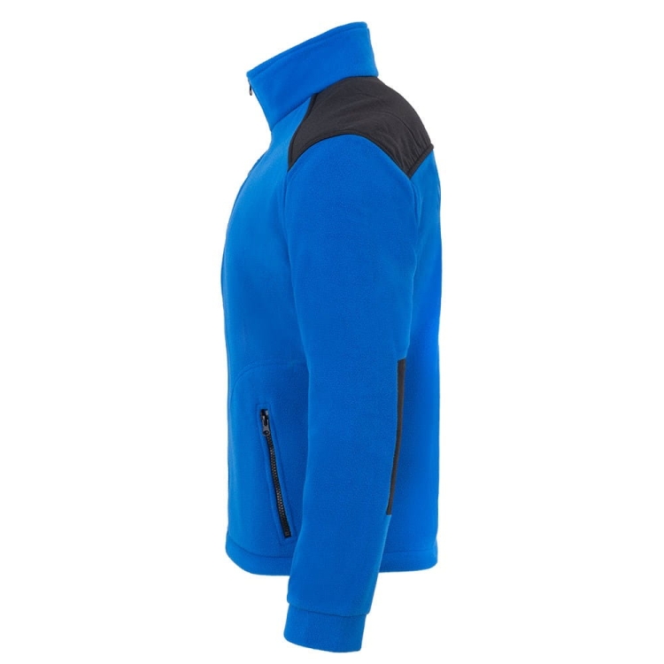 Schwarze Einsätze in der kornblumenblauen Fleecejacke