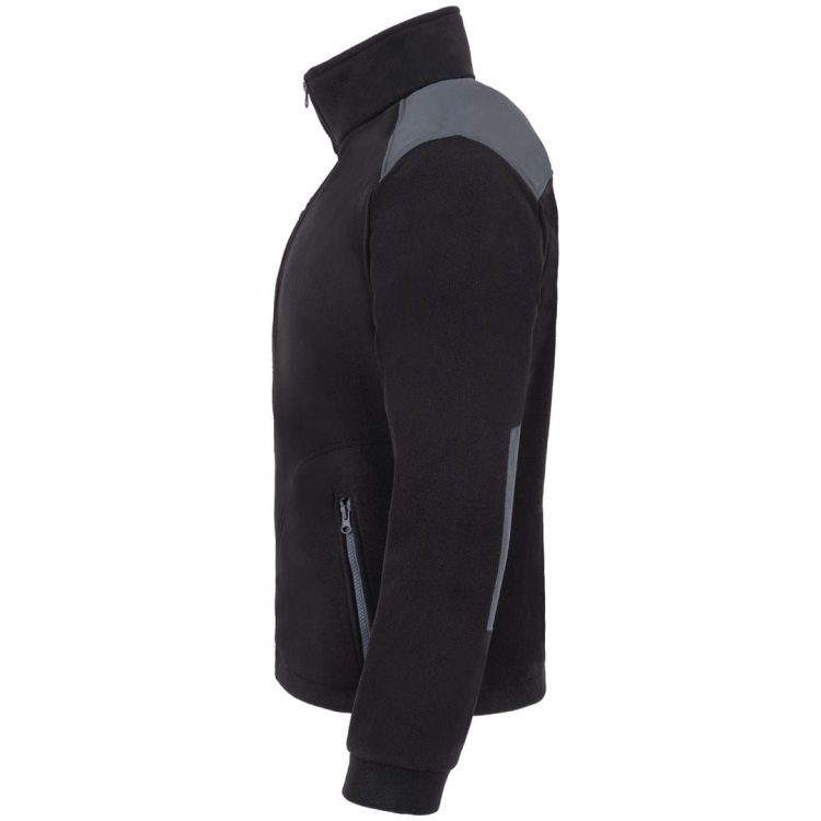 Graue Einsätze auf dem schwarzen Fleece-Pullover.