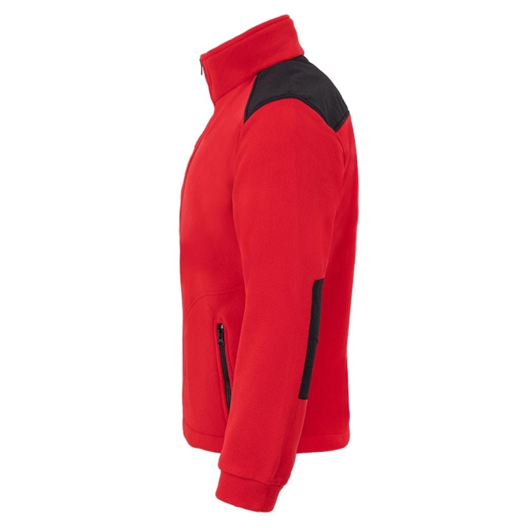 Schwarzer Einsatz auf rotem Fleece-Pullover.