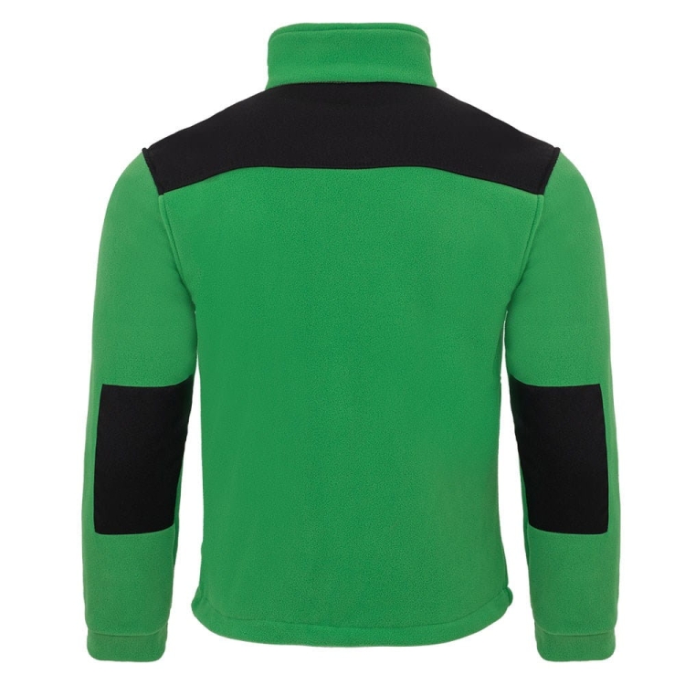 Schwarze Einsätze in einem grünen Fleece-Pullover