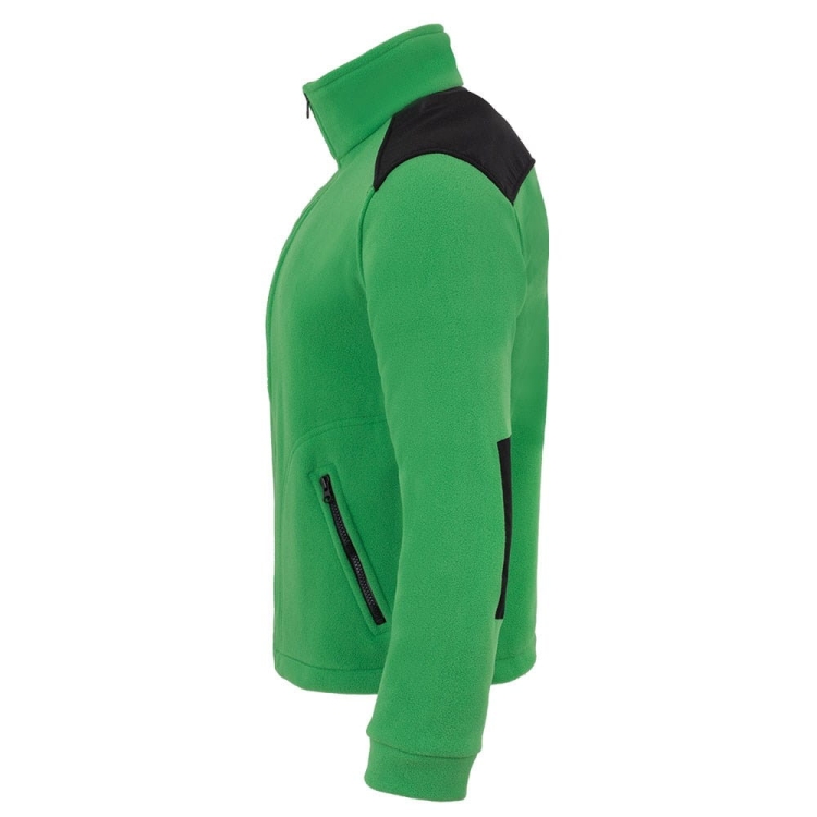 Grüne Fleecejacke mit schwarzen Einsätzen.