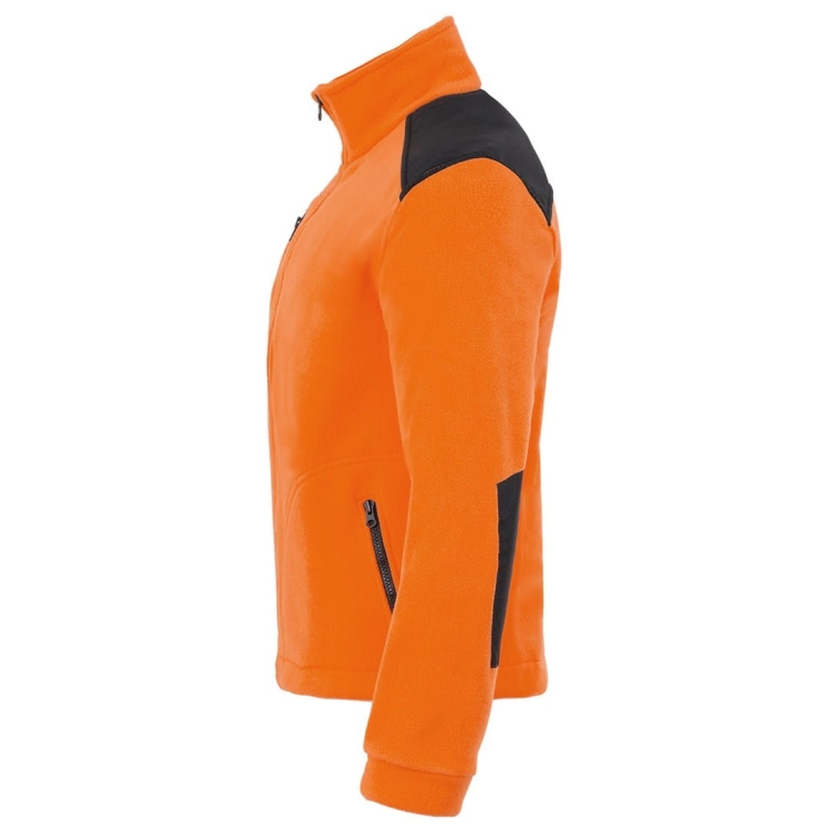 Schwarze Einsätze auf dem orangefarbenen Fleece-Pullover.
