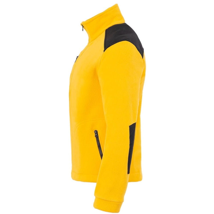 Schwarze Einsätze auf dem gelben Fleece-Pullover